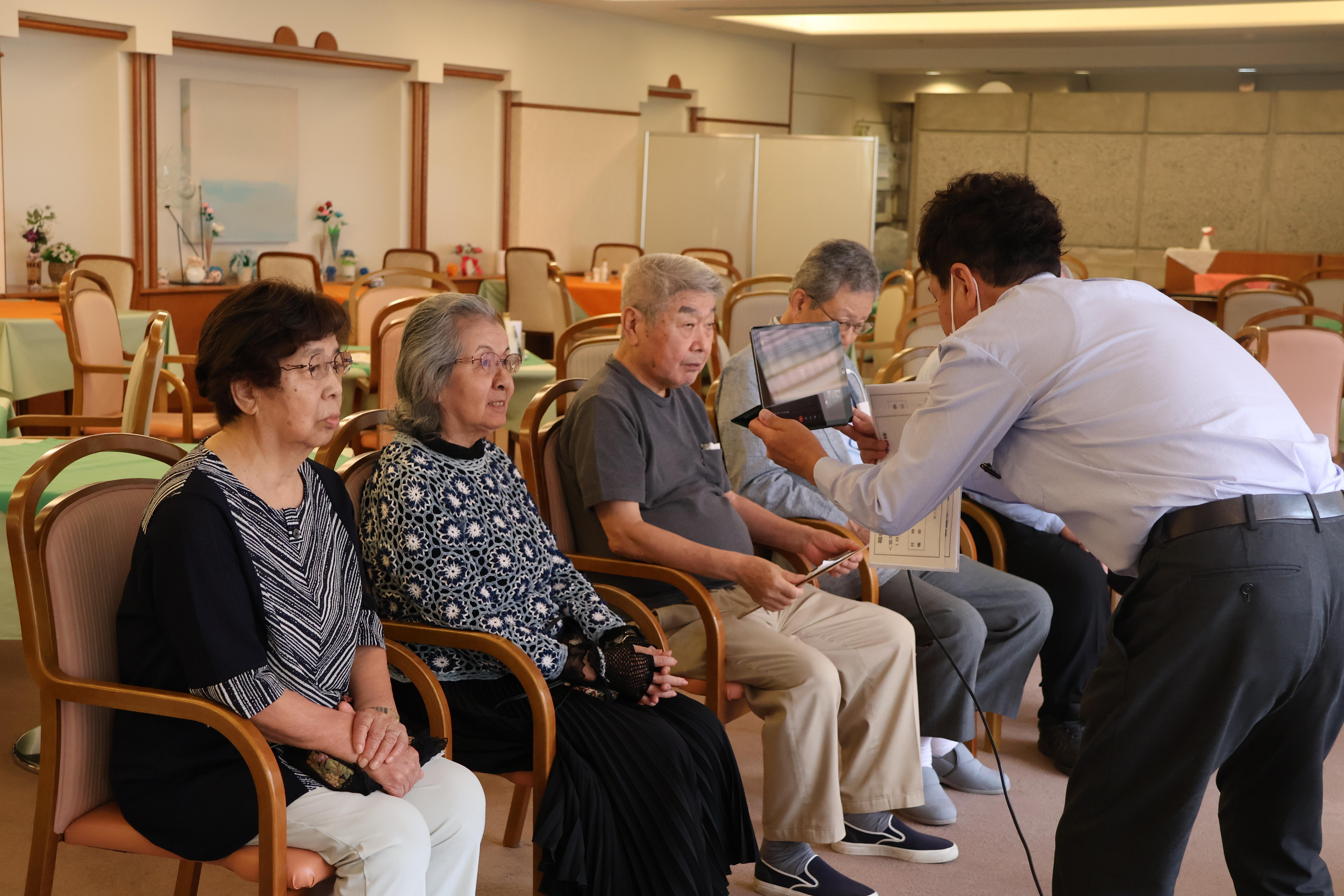 質問に答える入居者２.JPG