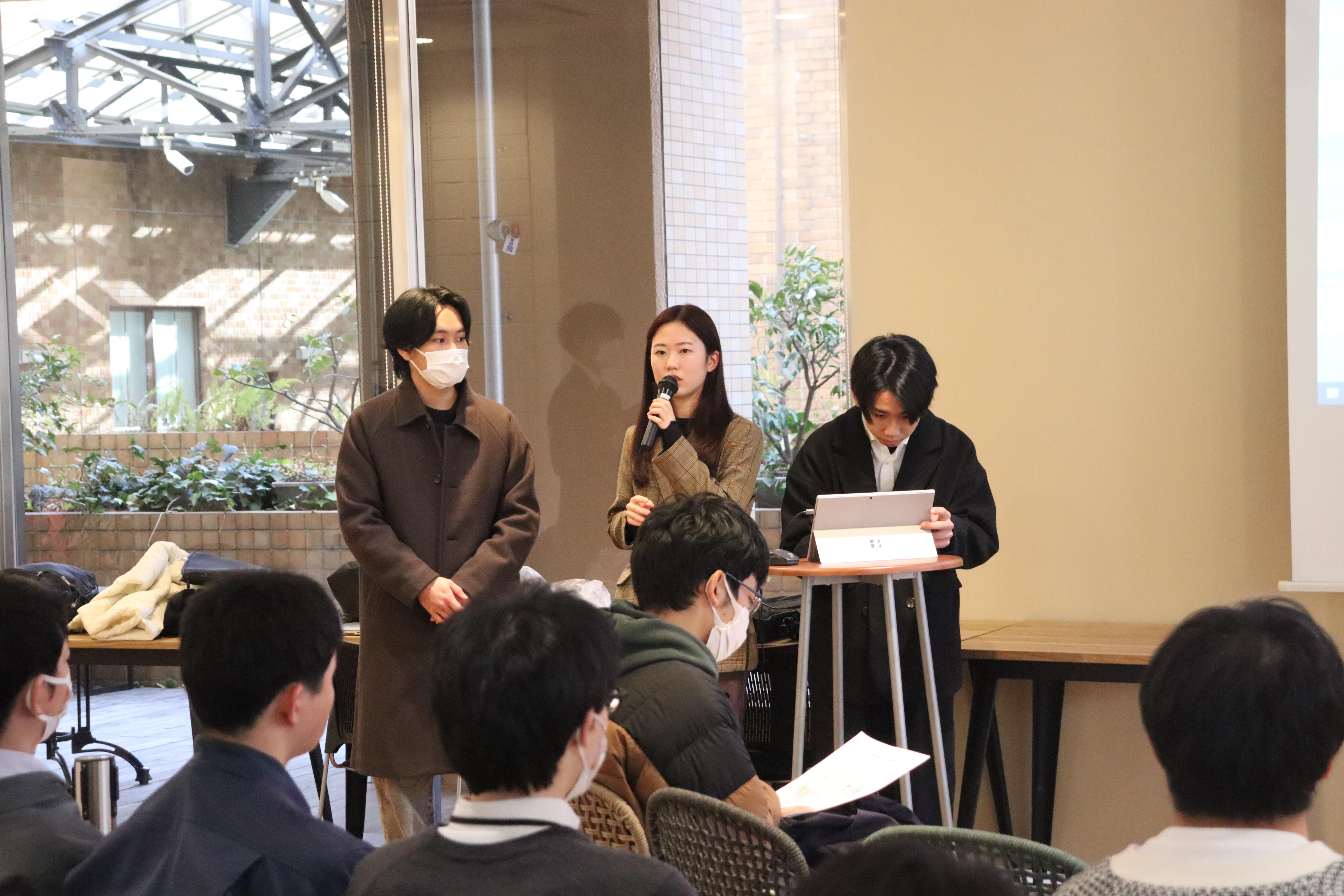 発表をする学生.JPG