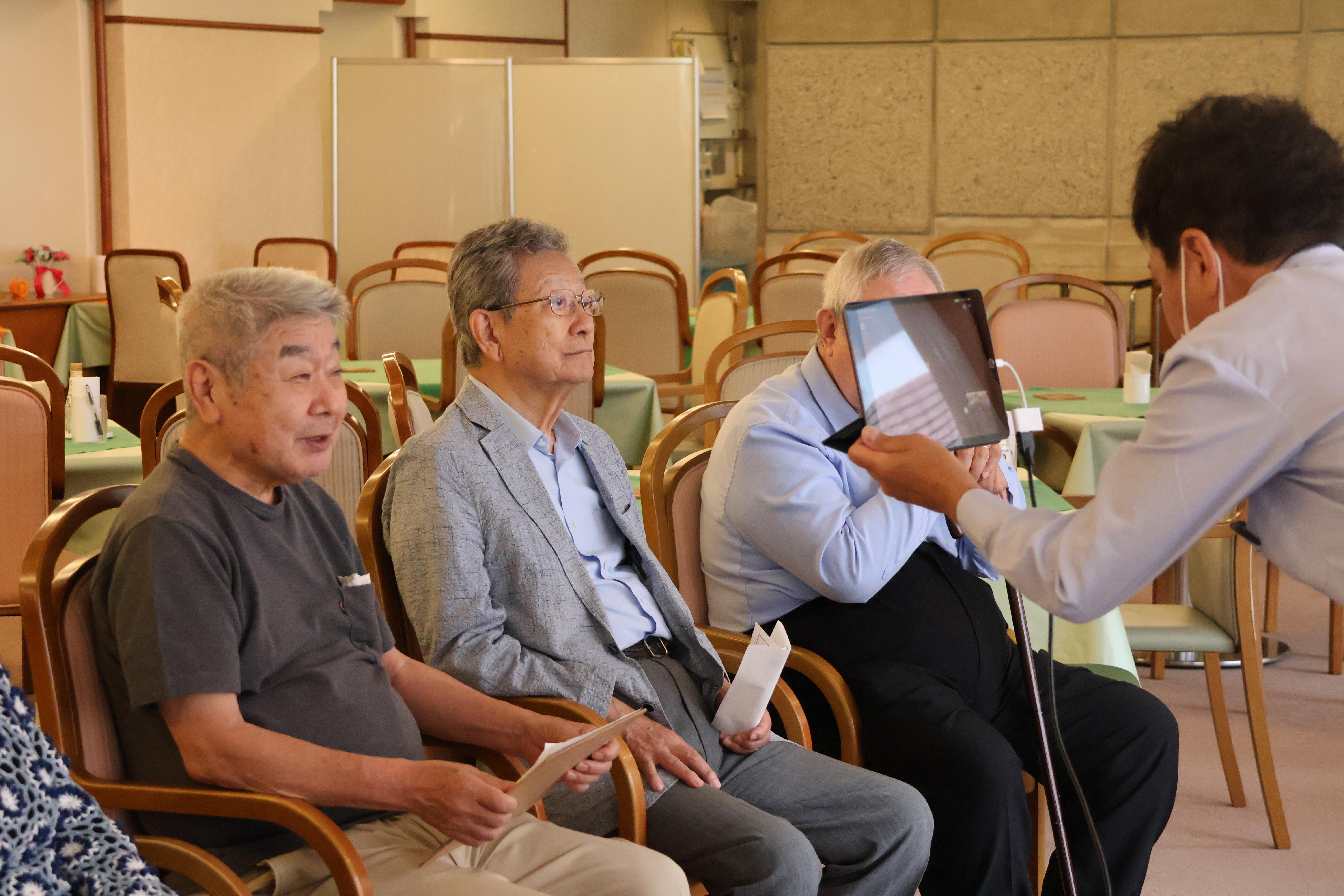 質問に答える入居者3.JPG