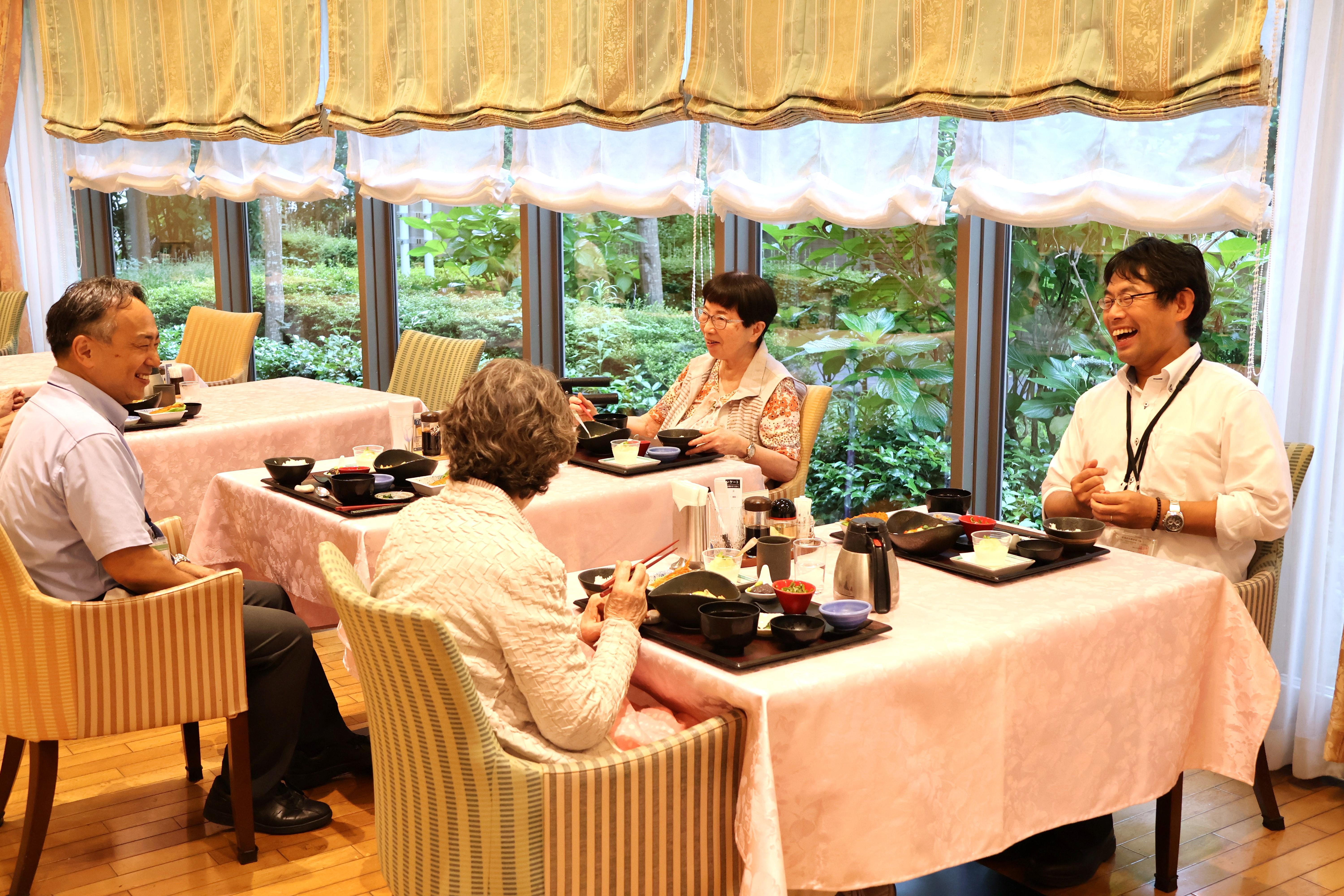 入居者と一緒にたべる職員.JPG