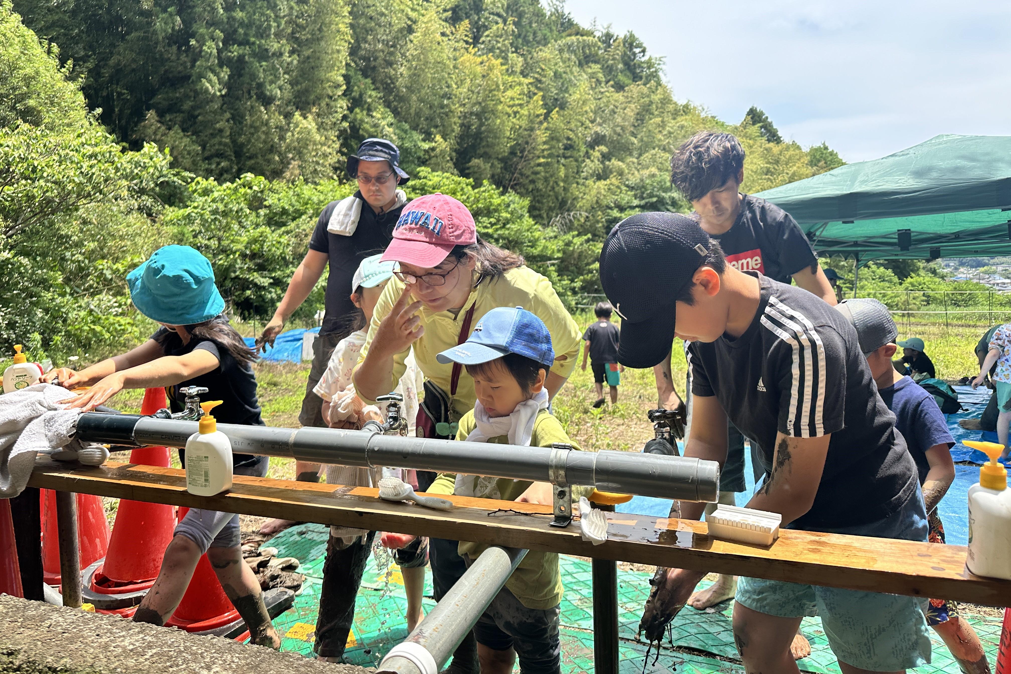 手足の泥を洗い流す様子.JPG