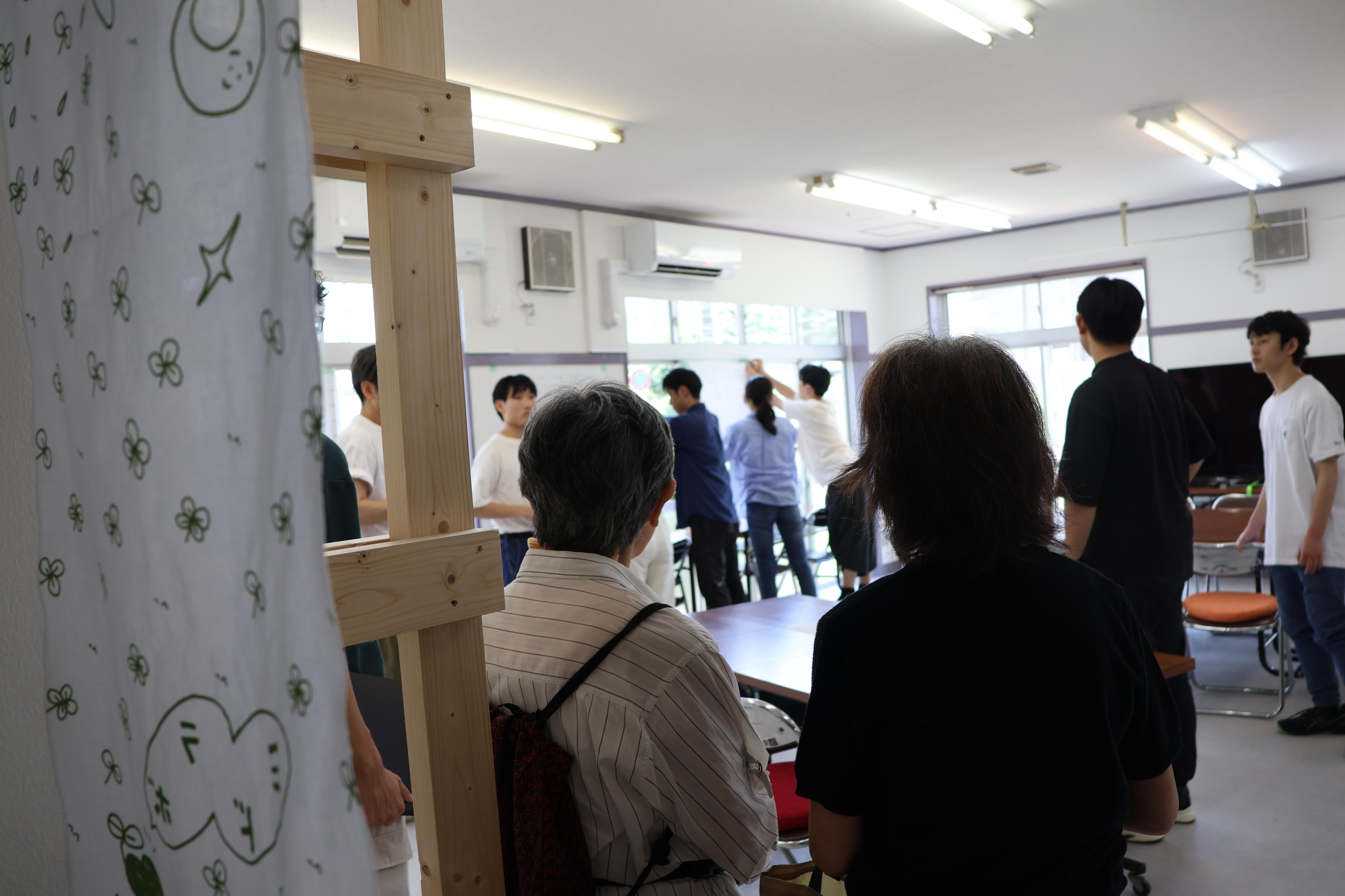 ディスプレイウォール制作の見学に来た住民.JPG