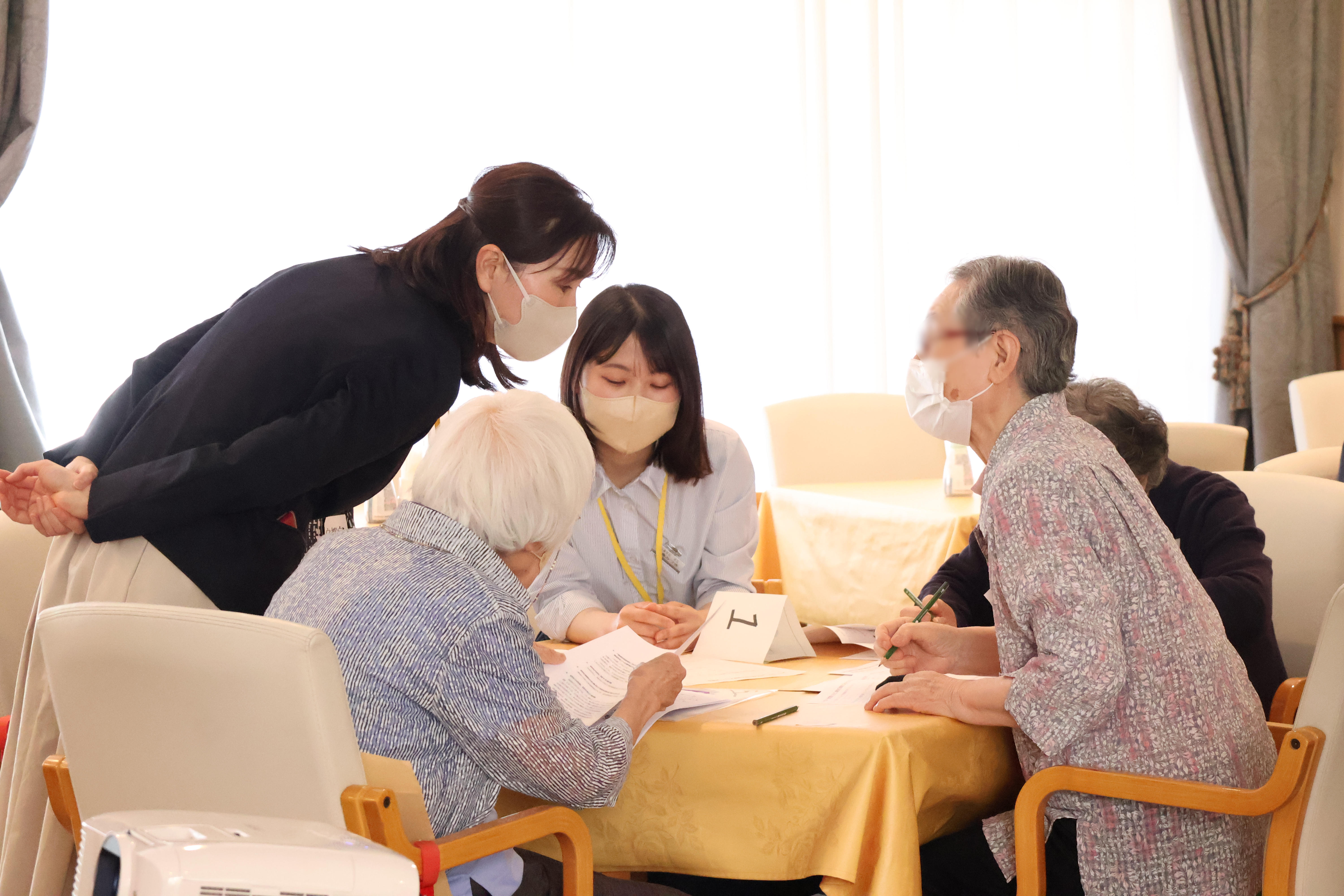 洋光台先生と入居者.JPG