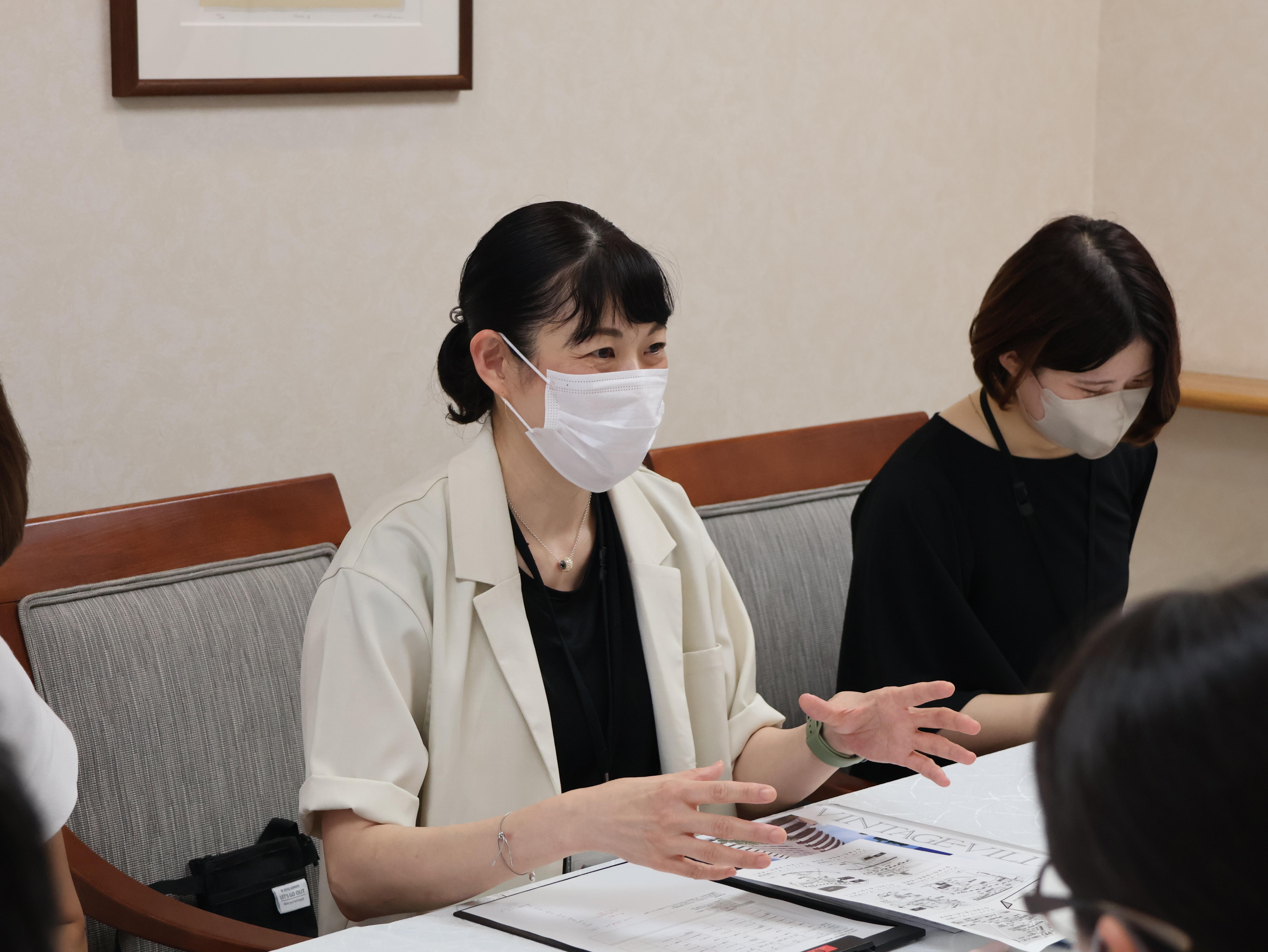VVを説明する高齢者事業部職員.JPG