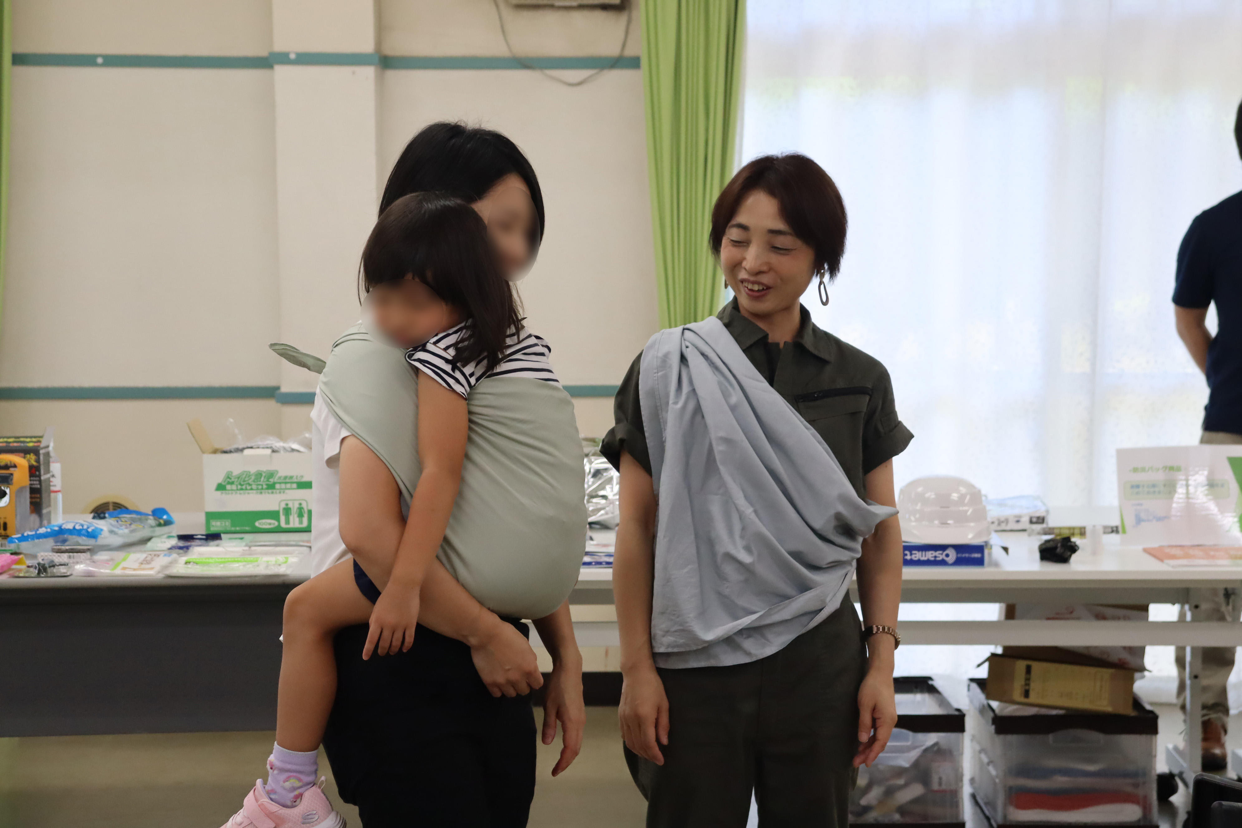 06風呂敷抱っこ.JPG
