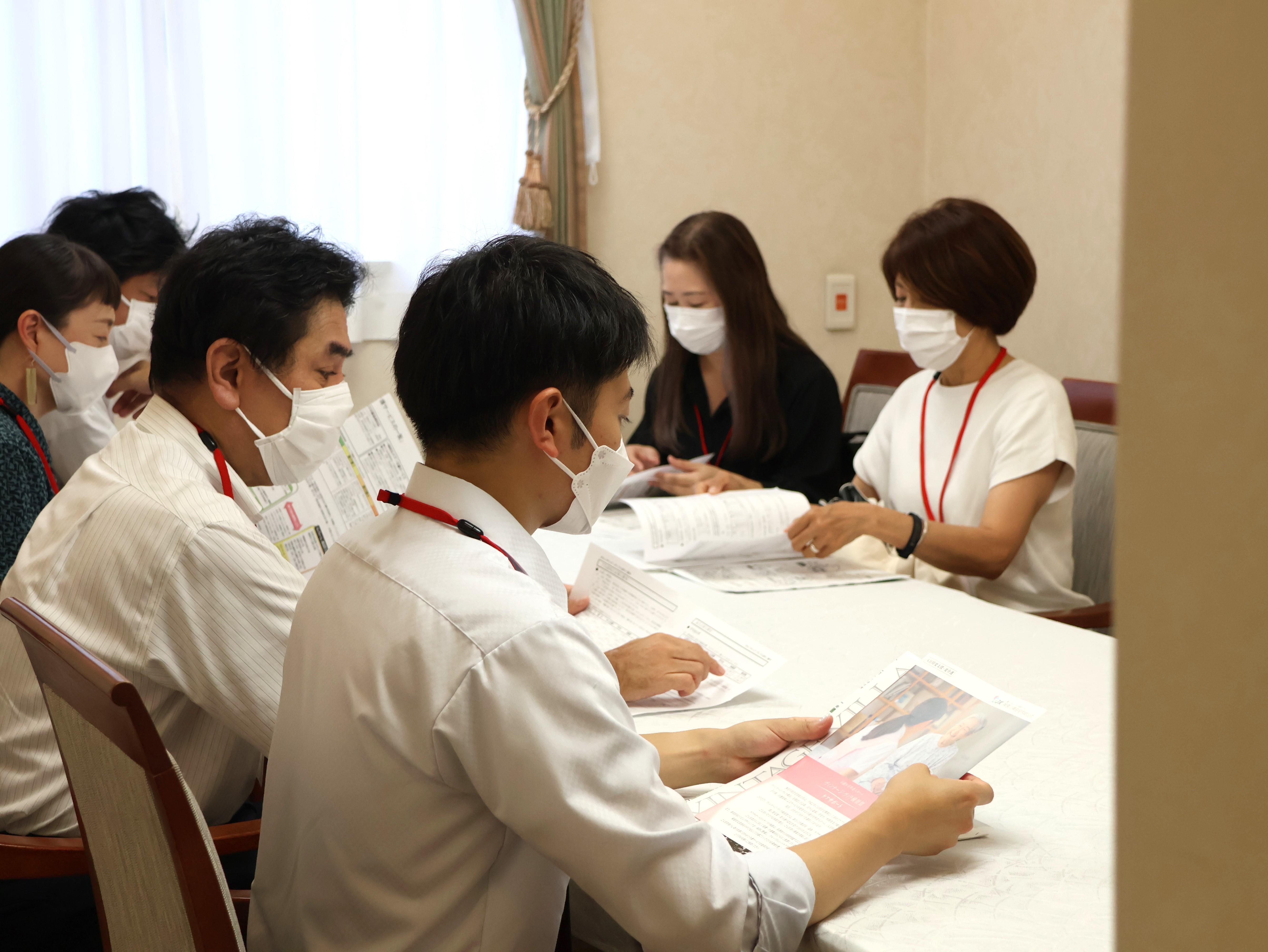 説明を受ける他事業部の職員.JPG