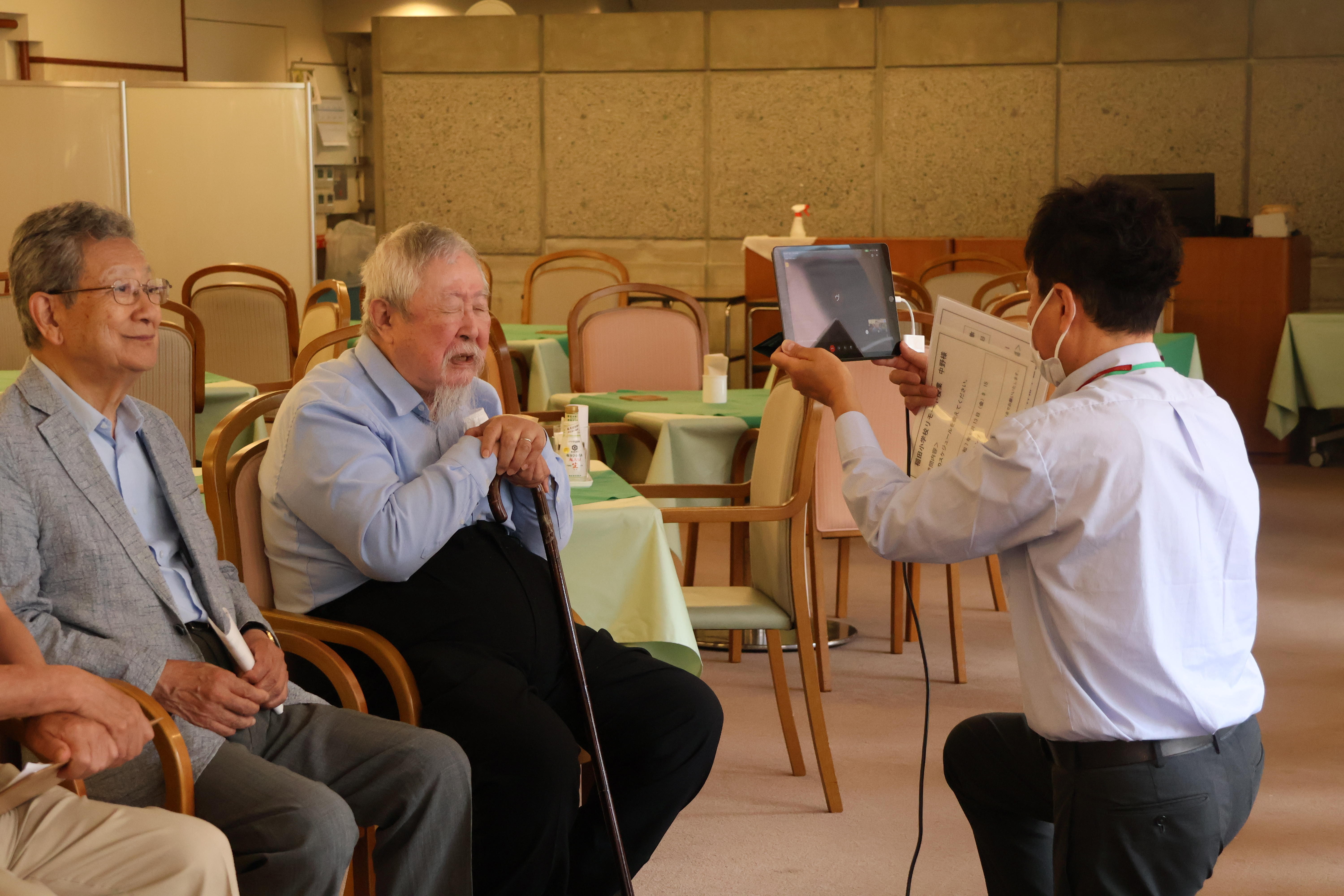 質問に答える入居者5.JPG